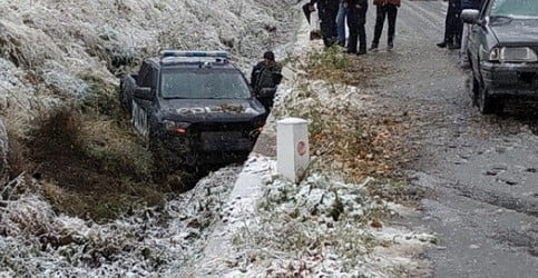 El móvil policial es tratado de rescatar luego de quedar dentro del zanjón.