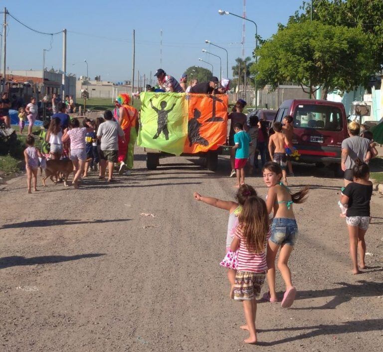 Los niños fueron corriendo a buscar su regalo (web)