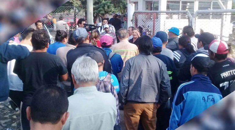 Los trabajadores deliberando en la mañana de este jueves (Infopico)