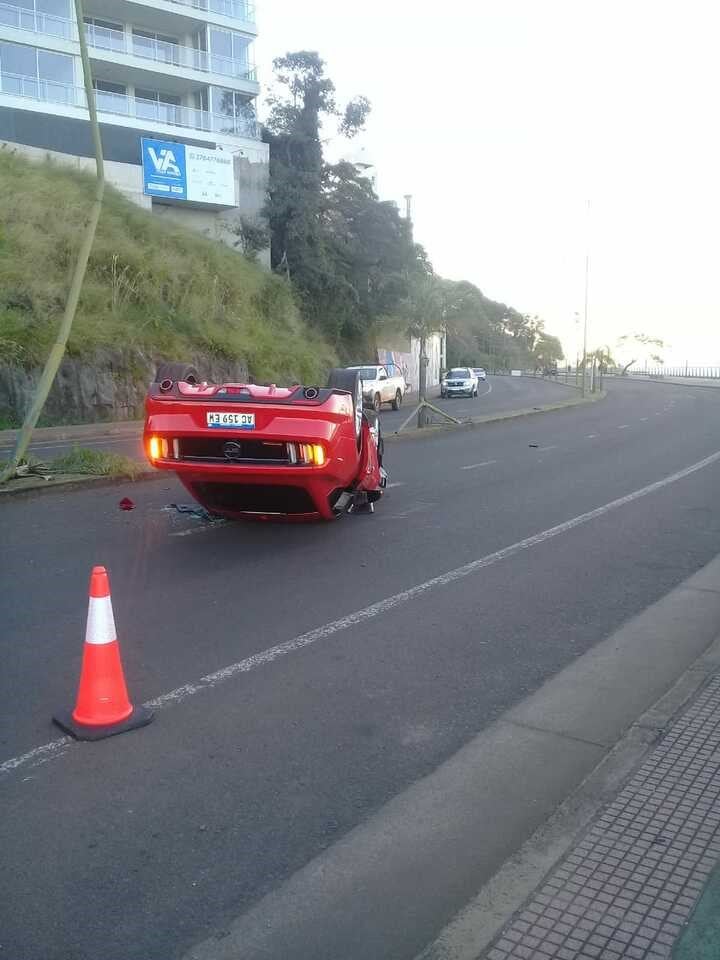 El Ford Mustang que volcó en la Costanera de Posadas frente al río y el complejo Villa Angela. (MisionesOnline)