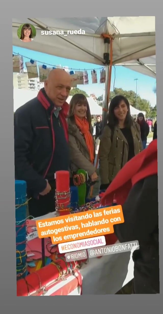 El ex gobernador salió a pasear frente a la costa del río Paraná con militantes y dirigentes socialistas. (@susana_rueda)