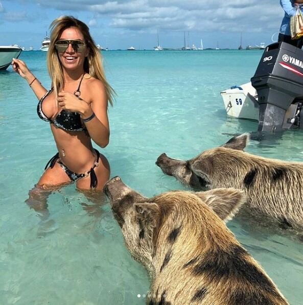 Las fotos bizarras de Claudia Ciardone en la playa rodeada de chanchos. (Foto: Instagram)