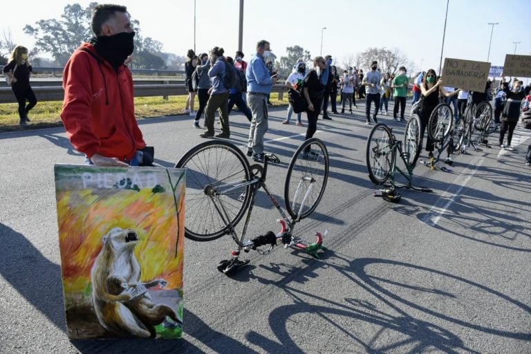 Ambientalistas cortaron el puente Rosario - Victoria por el fuego en las islas