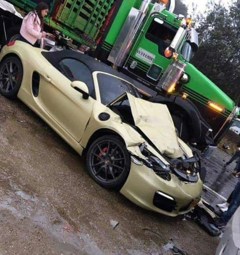 Le regalaron un Mercedes y lo destruyo