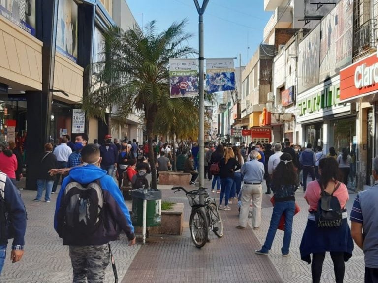 Este lunes se registró un intenso movimiento en el centro de Corrientes.