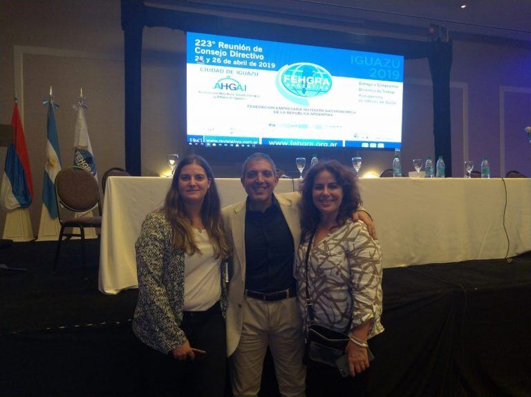 Gabriela Zuñeda (Comodoro Rivadavia) junto a Belén Bertone, Coordinadora de FEHGRA
Región Patagonia y Juan Khouri (Comodoro Rivadavia), co-fundador de ENERBAS,.