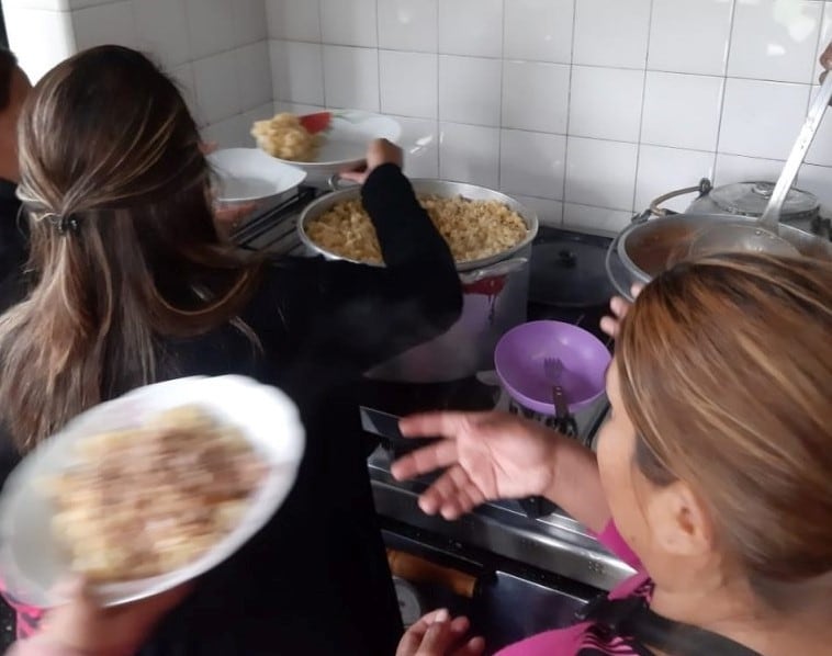 Las personas que llegaron desde Mendoza fueron recibidas en el Complejo "Eva Perón" de Los Alisos, donde fueron atendidas y alojadas transitoriamente.