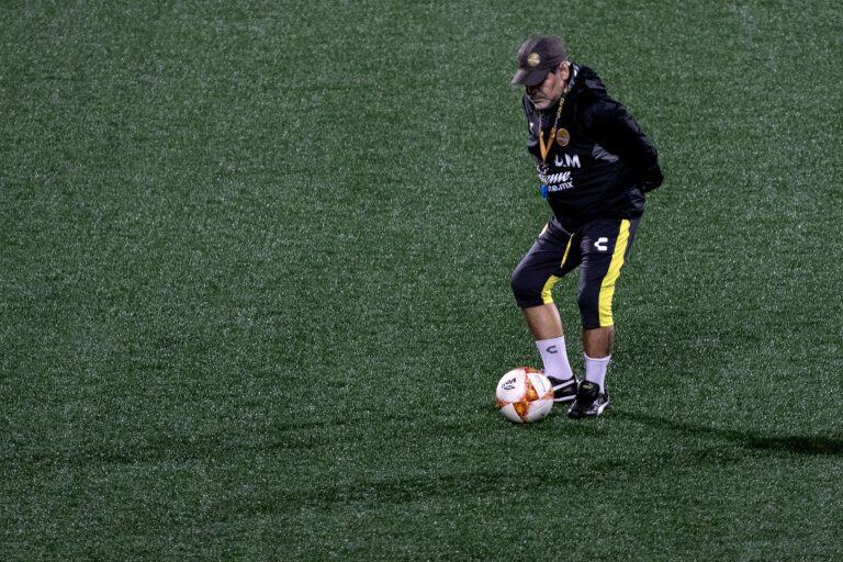 A pesar del dolor, Diego Maradona no deja su pasión: la pelota. Foto: AFP.