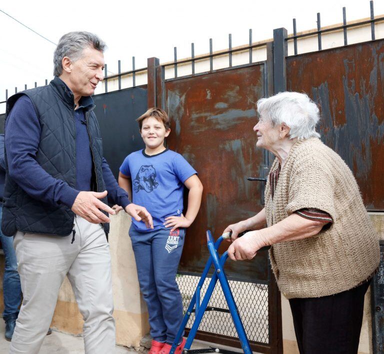 DYN09, LOBOS 22/04/2017, EL PRESIDENTE MAURICIO MACRI Y LA GOBERNADORA DE LA PROVINCIA DE BUENOS AIRES, MARÍA EUGENIA VIDAL, DIALOGARON CON VECINOS Y COMERCIANTES DEL MUNICIPIO BONAERENSE DE LOBOS, AL ENCABEZAR HOY UN NUEVO TIMBREO NACIONAL DE CAMBIEMOS.
