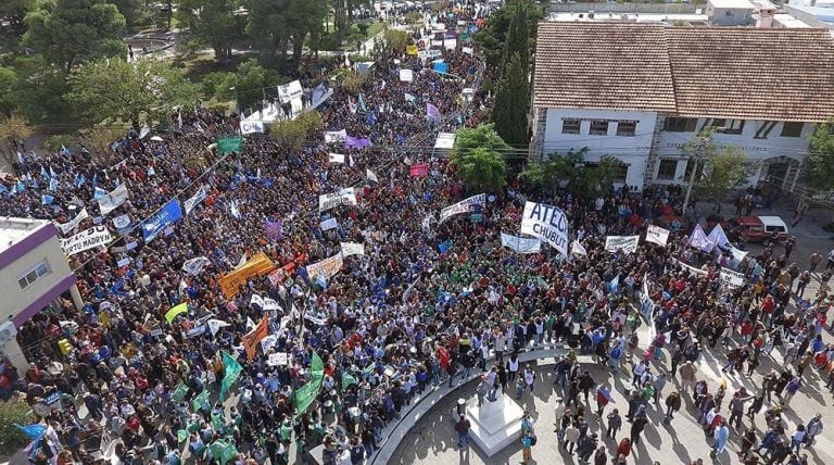 Los estatales reclamaron en Rawson contra  las medidas de ajuste del Gobierno Provincial.