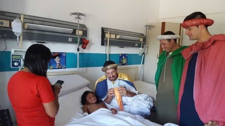 Fue paciente de un Hospital y quedó tan conforme que volvió pero caracterizado de Reyes Magos