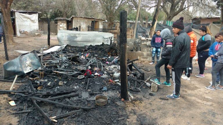 El incendio ocurrió en una vivienda de Villa Los 40 Guasos, en la zona de Ferreyra. Falleció una nena de 9 años y su melliza está muy grave.