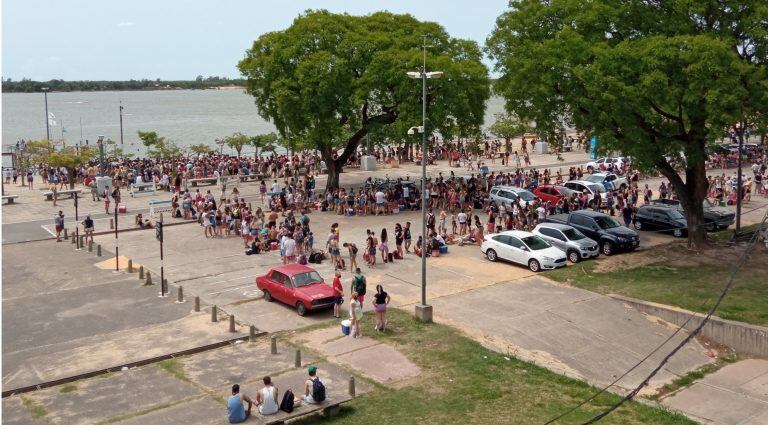 Frente a La Florida se formaron extensas filas durante horas. (@mumiyadanza)