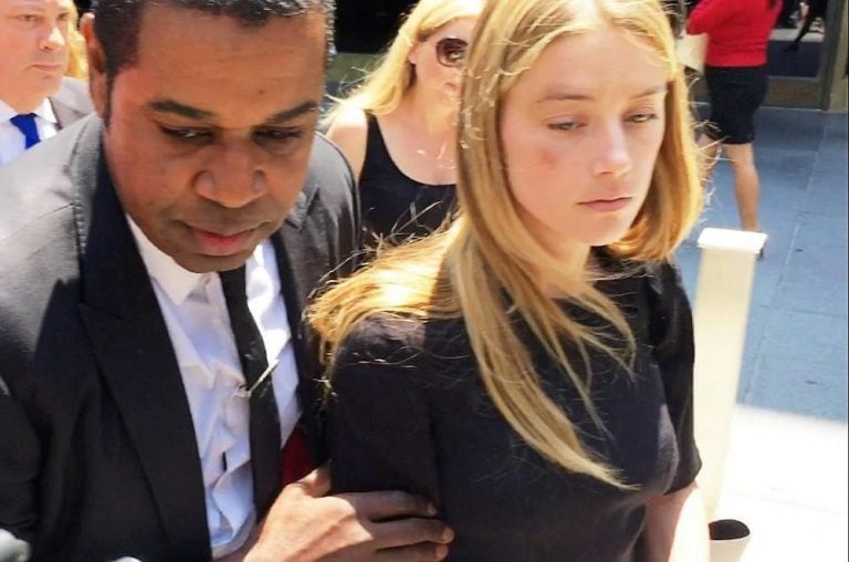 Amber Heard apareció públicamente con un golpe dejabo de su ojo derecho y denunció a Johnny Deep por violencia de género