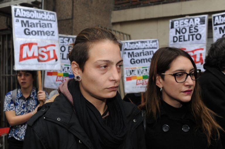 Mariana Gómez (d) junto a su novia, Rocío Girat, antes de conocer la sentencia. (Rolando Andrade)