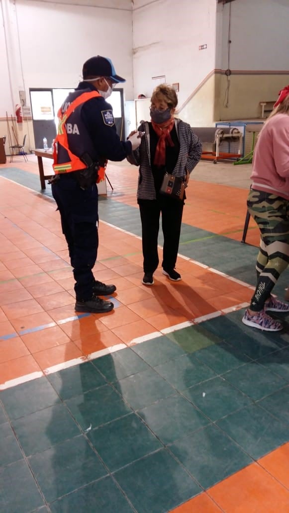 Personal policial entregó bocaditos de cortesía a quienes aguardaban para colocarse la vacuna.