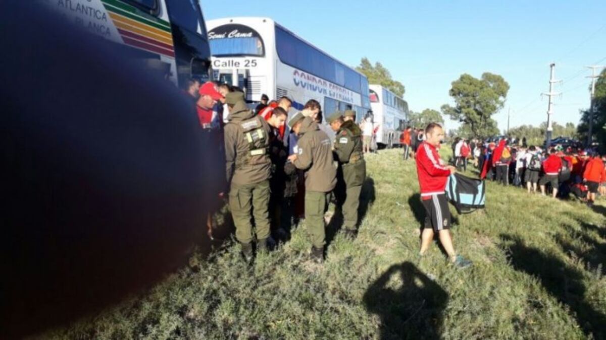 Al menos siete detenidos y armas blancas en la previa del River-Boca en Mendoza
