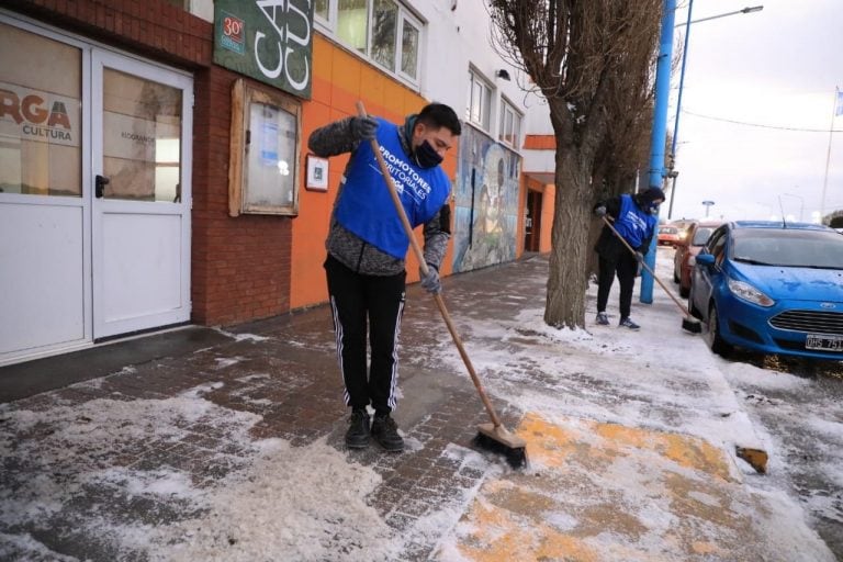 Limpieza por el Municipio de  nieve y hielo en Río Grande TDF