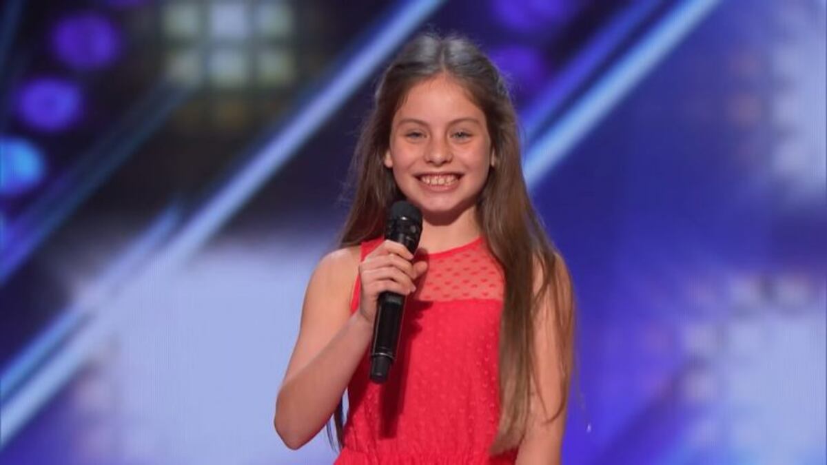 Tiene 10 años, cantó en "America's Got Talent 2019" y recibió una ovación de pie