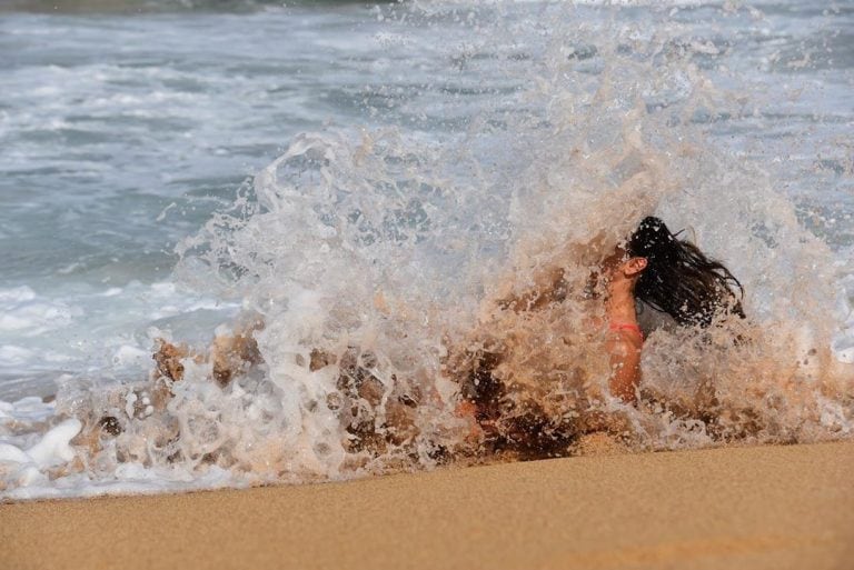 El divertido blooper de Floppy Tesouro en el medio de una sesión de fotos en el mar