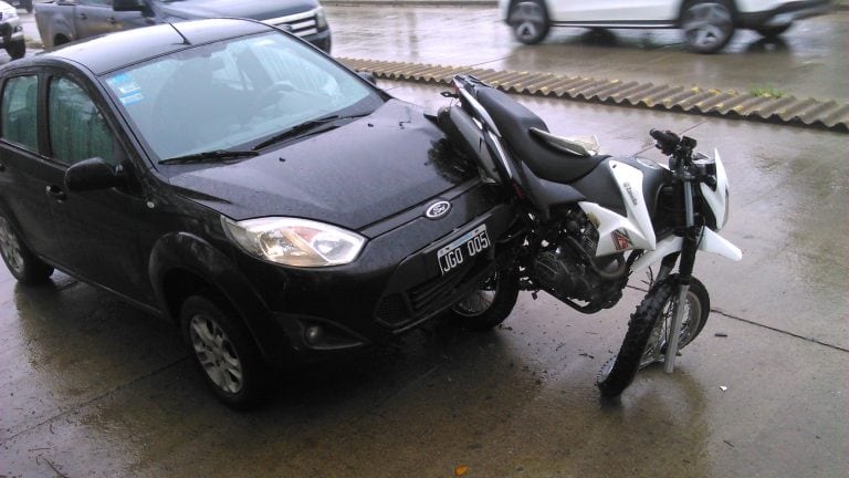 La motocicleta quedó encajada debajo de las ruedas del automóvil que venía detrás.