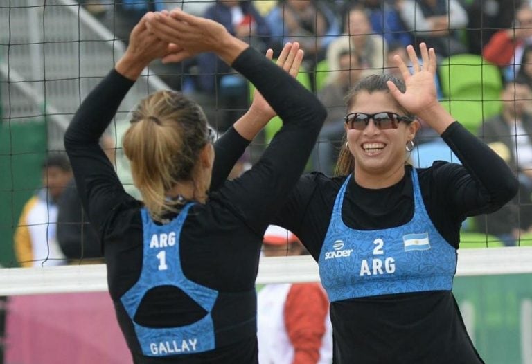 Fernanda Pereyra festeja junto a Ana Gallay debutan este viernes frente a Brasil. 