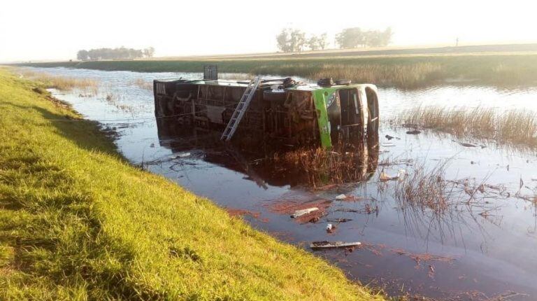 Un micro volcó en la ruta 2 y hay al menos tres muertos.