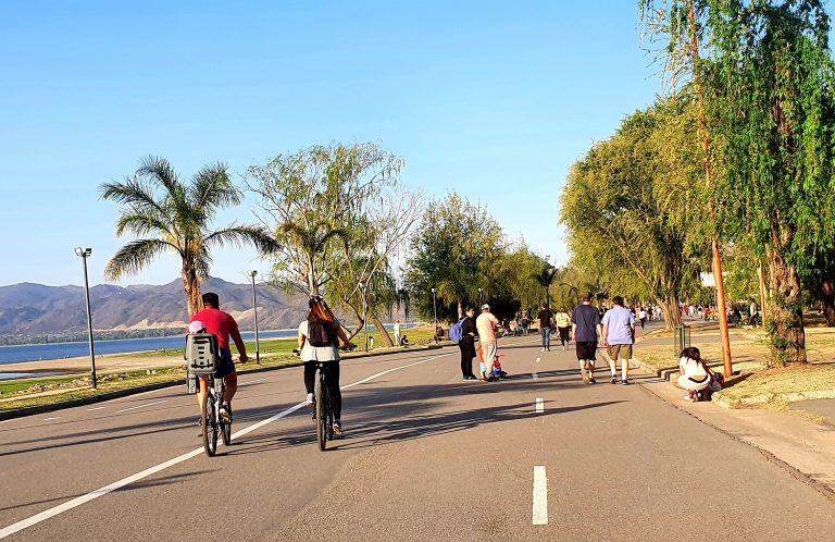 En bicicleta, monopatín, y a cochecito, muchos fueron los que pasearon en la villa. (Foto: VíaCarlosPaz).