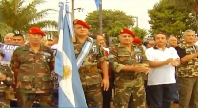 Sargento Raúl Ramos encargado de portar  la bandera en el desfile