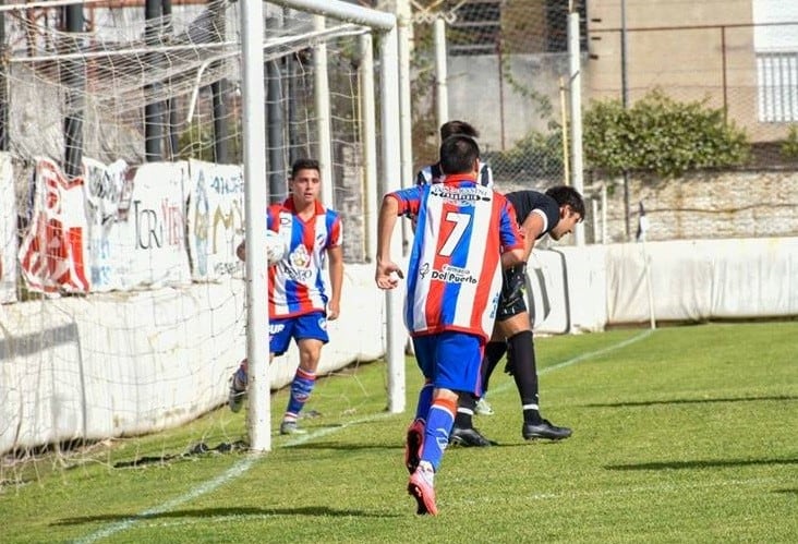 Mira la tribuna, los compañeros lo esperan. Es el primer gol de una tarde increíble para el delantero