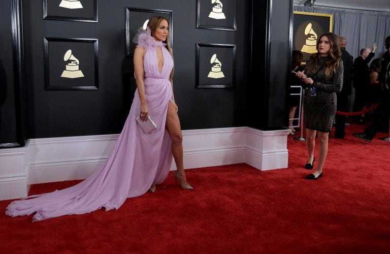 AJB001. Los Angeles (United States), 12/02/2017.- Jennifer Lopez arrives for the 59th annual Grammy Awards ceremony at the Staples Center in Los Angeles, California, USA, 12 February 2017. (Estados Unidos) EFE/EPA/PAUL BUCK