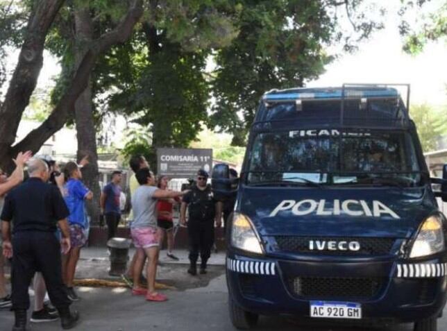 Tensión y enfrentamientos en el momento del traslado de los imputados por violación en manada.