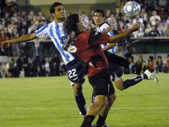 Gigena debutó en Primera en Newell´s en el 2000, acá jugando mano a mano con Gabriel Mercado, por ese entonces en Racing.