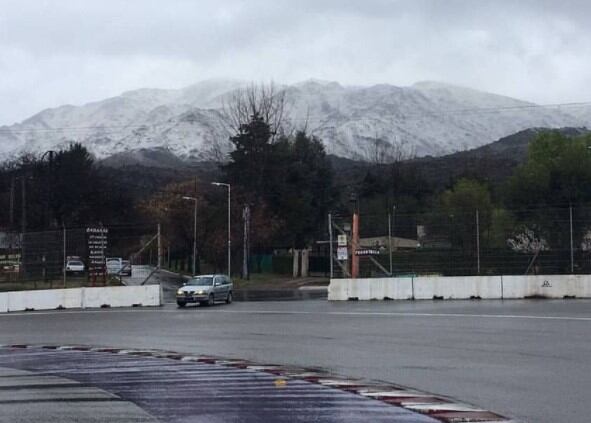 Las cumbres del paisaje que corona Potrero de los Funes también quedaron nevadas.