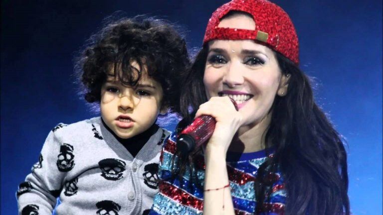 Natalia Oreiro junto a Merlín Atahualpa, su hijo.