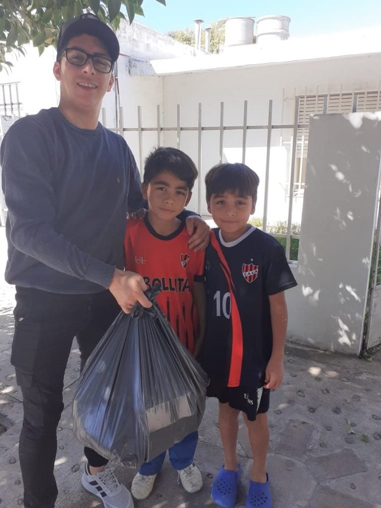 Durante el aislamiento, el club reparte bolsones con mercadería en los hogares con los chicos que más necesitan.