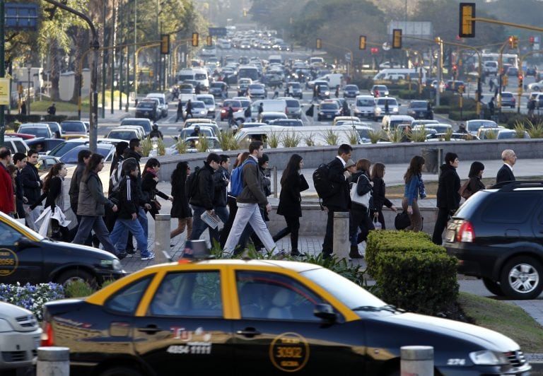 Peatones cruzan la avenida 9 de julio de Buenos Aires. Crédito EFE/Leo La Valle.