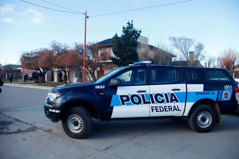 La PFA llegando al domicilio de la familia Kirchner en Santa Cruz. (AFP)