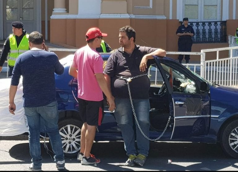 Remisero encadenado a su auto en símbolo de protesta. (Vía Salta)