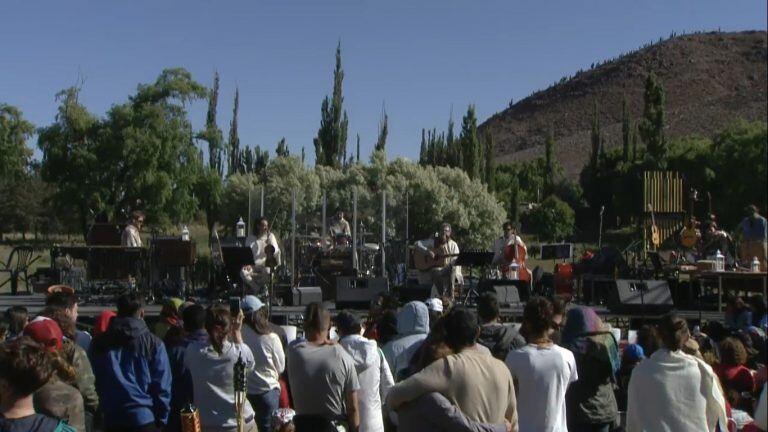 Gustavo Santaolalla y su banda, en el amanecer de la Quebrada de Humahuaca, durante su presentación en el Festival Internacional "Jujuy Corazón Andino".