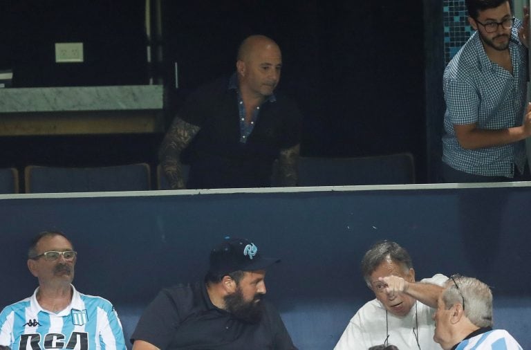 El DT de la Selección argentina viendo a Lautaro Martínez en la cancha de Racing. (Foto: EFE/David Fernández)