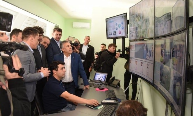 Cornejo en la sala de control de la Terminal de Ómnibus de Mendoza.