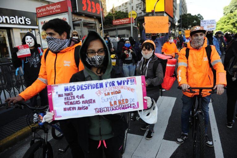 Trabajadores de aplicaciones de delivery protestan en el centro porteño. (Clarín)