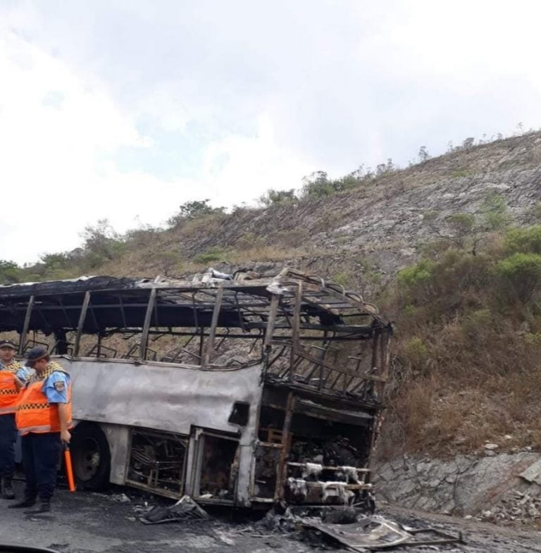 Así quedó el colectivo incendiado por completo.