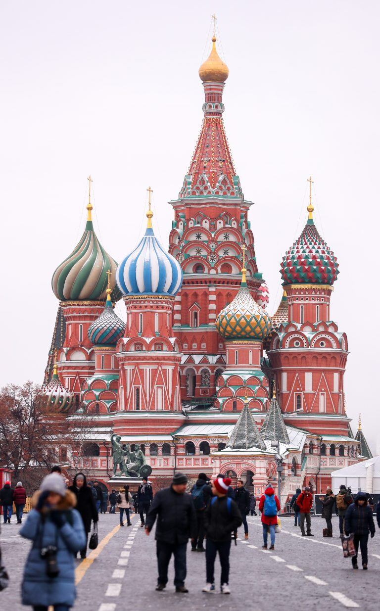 Personas recorren el 30/11/2017 en Moscú, Rusia, la plaza roja en un ambiente gélido y con la Catedral de San Basilio de fondo. Buena parte del planeta del fútbol está reunido en la capital rusa con un motivo impostergable: ver cómo el Mundial adquiere su forma definitiva. (Vinculado al texto de dpa "Rusia 2018 cobra vida" del 30/11/2017) foto: Christian Charisius/dpa rusia moscu  futbol campeonato mundial 2018 sorteo partidos apertura