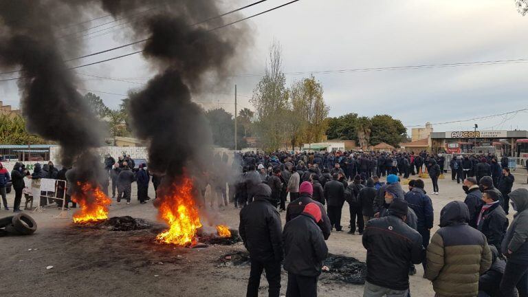 Protesta de choferes de Ersa y Aucor, no dejan salir colectivos.