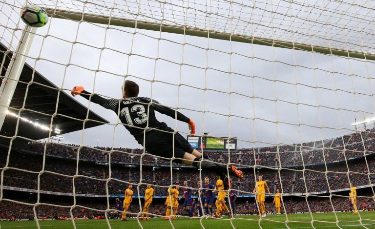 Soccer Football - La Liga Santander - FC Barcelona vs Atletico Madrid - Camp Nou, Barcelona, Spain - March 4, 2018   Barcelona’s Lionel Messi scores their first goal from a free kick             REUTERS/Albert Gea