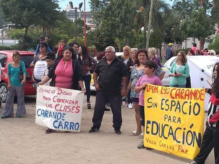 Caravana de autos en reclamo por el IPEM 190 Carande Carro de Carlos Paz, hacia fines de febrero.