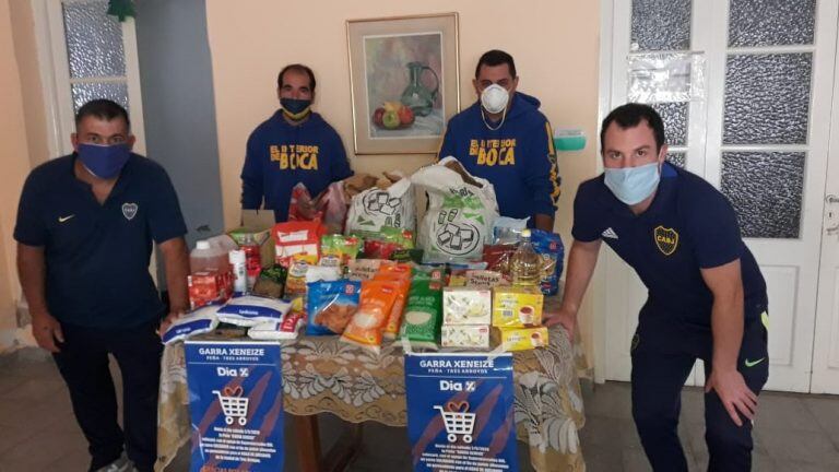 Peña "Garra xeneize" entrega mercadería al Hogar de Ancianos