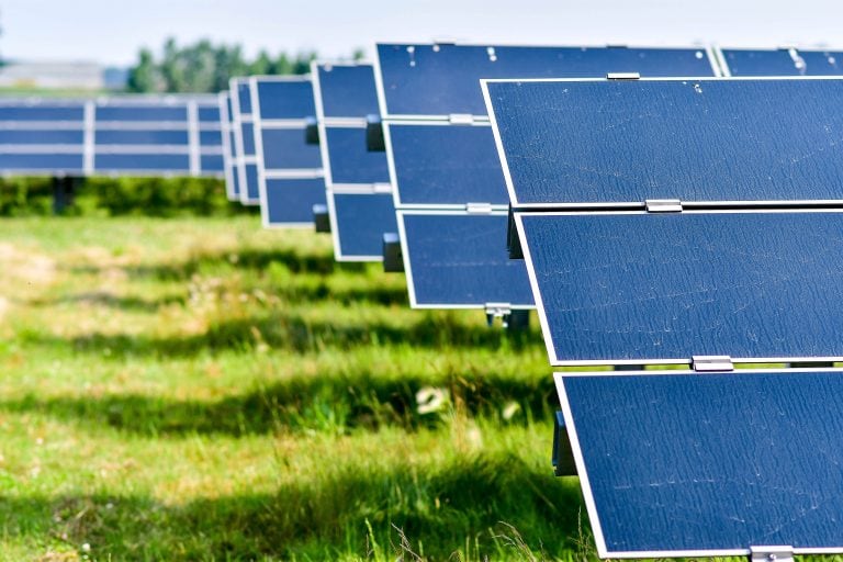 Solar panels stand at the Enbridge Inc. Sarnia Solar Farm in Sarnia, Ontario, Canada, on Friday, July 21, 2017. The Sarnia Solar Farm, which became fully operational in the fall of 2010, was at the time one of the largest photovoltaic solar farms in the world. It was also Enbridge's first ever foray into solar energy, costing $400 million. Photographer: James MacDonald/Bloomberg canada ontario sarnia  granja solar en canada energia solar fotovaltaica paneles solares